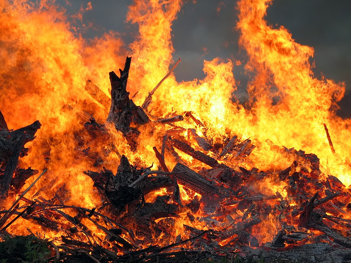 1200px-Midsummer_bonfire_closeup